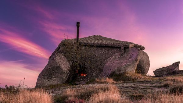 Wujud Rumah di Balik Batu yang Dijuluki Paling Aneh Sedunia