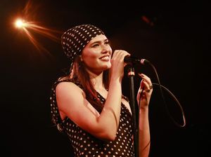 Video: Apa Makna Lagu Sienna Spiro Die on This Hill yang Viral di TikTok?