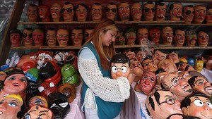 Topeng dan Boneka Ano Viejo Warnai Persiapan Tahun Baru di Ekuador