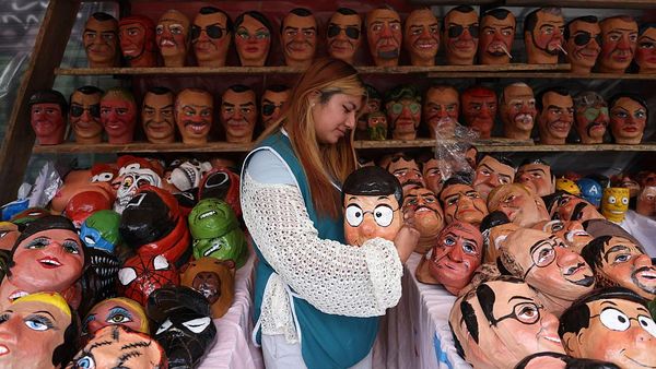 Topeng dan Boneka Ano Viejo Warnai Persiapan Tahun Baru di Ekuador