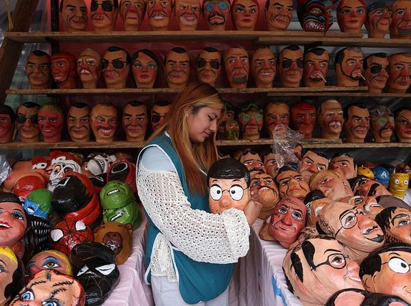 Topeng dan Boneka Ano Viejo Warnai Persiapan Tahun Baru di Ekuador