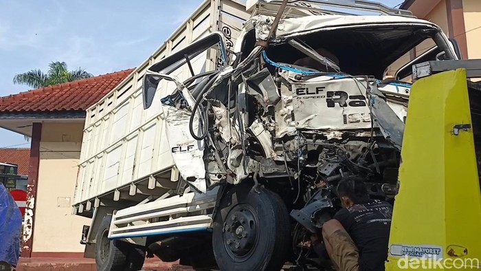 Bus Berisi Puluhan Peziarah Tabrakan dengan Truk di Tasikmalaya