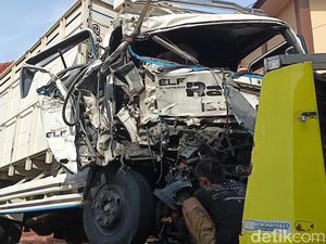 Bus Berisi Puluhan Peziarah Tabrakan dengan Truk di Tasikmalaya