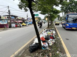 Tumpukan Sampah di Pinggir Jalan Hiasi Kota Palembang