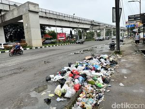 Ratu Dewa Minta DLH Patroli soal Tumpukan Sampah di Pinggir Jalan Palembang