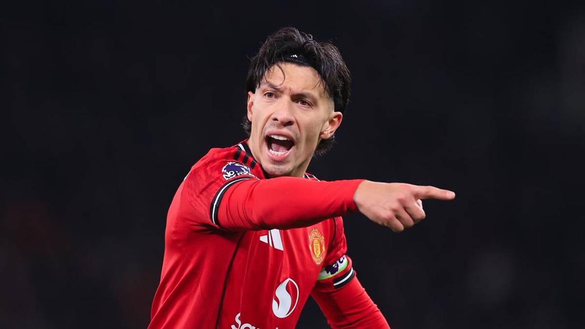 Lisandro Martinez dikritik terlalu personal oleh Paul Scholes dan Nicky Butt. (Foto: Offside via Getty Images/Simon Stacpoole/Offside)