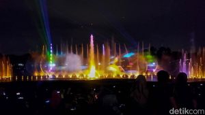 Air Mancur Tirta Pikat Pengunjung dengan Tarian Air Berlampu Warna-warni