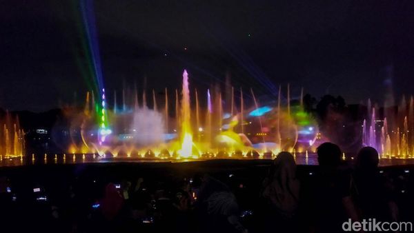 Air Mancur Tirta Pikat Pengunjung dengan Tarian Air Berlampu Warna-warni