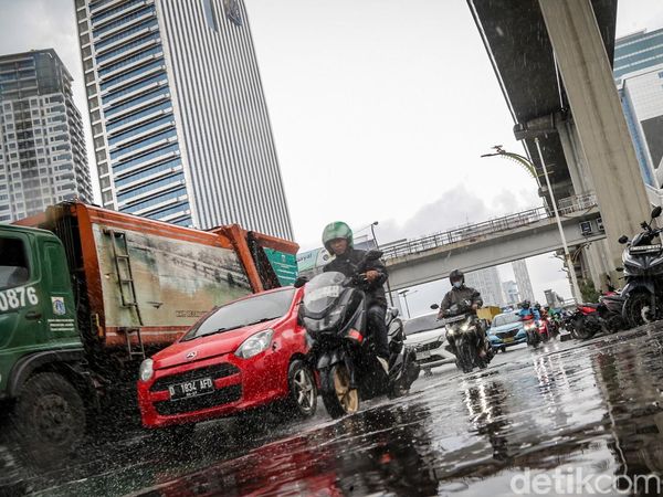 Akhir Tahun, Jakarta Diguyur Hujan