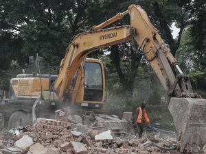 Jelang Akhir 2025, 6 Bangunan di Taman Pelangi Surabaya Dirobohkan