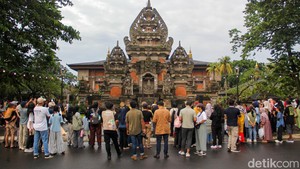 Antusias Sambut Tahun Baru, Pengunjung Tumpah Ruah di TMII
