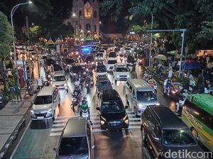 Hujan Reda, Lalu Lintas Kayutangan Malang Padat Jelang Pergantian Tahun