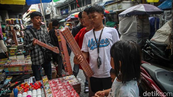 Berburu Petasan, Terompet dan Kembang Api untuk Rayakan Tahun Baru