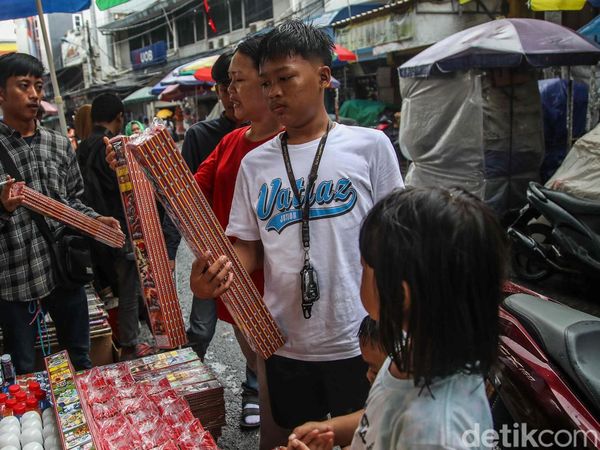 Berburu Petasan, Terompet dan Kembang Api untuk Rayakan Tahun Baru