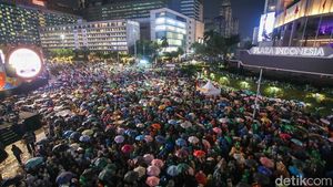 Diguyur Hujan, Bundaran HI Tetap Dipadati Warga Sambut 2026