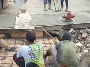 Hidran di Jalan Majapahit Semarang Kena Cor, Damkar Sambat