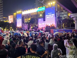 Hujan Malam Tahun Baru Bawa Berkah, Penjual Jas Hujan di Sarinah Banjir Rezeki