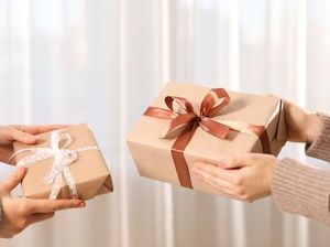 15 Ide Kado Perpisahan untuk Teman yang Resign, Berkesan dan Berguna!