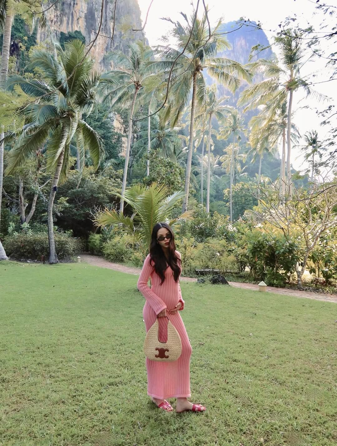 Inspirasi outfit liburan untuk bumil ala Alyssa Daguise