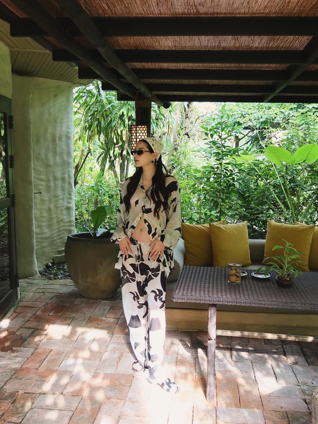 Inspirasi outfit liburan untuk bumil ala Alyssa Daguise