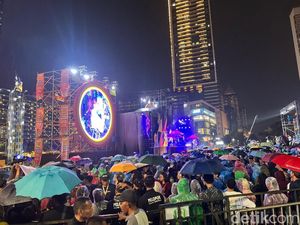 Video: Bundaran HI Diguyur Hujan Jelang Malam Tahun Baru