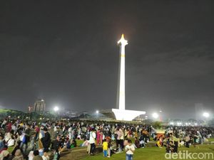 Yayat Warga Berau Tetap Bertahan di Monas Meski Hujan demi Menanti Tahun Baru