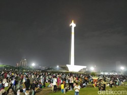 Jakarta Diguyur Hujan, Warga Tetap Ramai Menanti Pergantian Tahun di Monas-HI