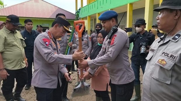 Der Chef der nationalen Polizei, General Listyo Sigit Prabowo, besuchte Aceh Tamiang, um die Aufräumarbeiten an den von der Katastrophe betroffenen Schulen zu inspizieren. Der Chef der nationalen Polizei, General Listyo Sigit Prabowo, besuchte Aceh Tamiang, um die Aufräumarbeiten an den von der Katastrophe betroffenen Schulen zu inspizieren.