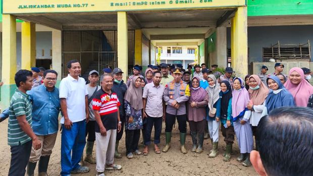 Der Chef der nationalen Polizei, General Listyo Sigit Prabowo, besuchte Aceh Tamiang, um die Aufräumarbeiten an den von der Katastrophe betroffenen Schulen zu inspizieren. Der Chef der nationalen Polizei, General Listyo Sigit Prabowo, besuchte Aceh Tamiang, um die Aufräumarbeiten an den von der Katastrophe betroffenen Schulen zu inspizieren.