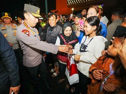 Video Momen Kapolri Cek Perayaan Malam Tahun Baru di HI-Bagi Bingkisan
