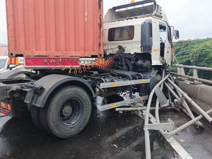 Truk Tabrak Pembatas Jalan di Tol Wiyoto Wiyono, Lalin Tersendat