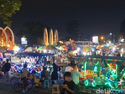 Ribuan Warga Mataram Serbu Taman Sangkareang