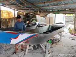 Berkah Musim Hujan, Perajin Perahu PVC di Lamongan Banjir Pesanan