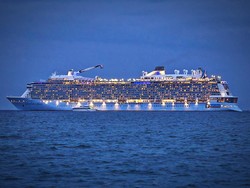 Pelabuhan Celukan Bawang Kedatangan Ovation of The Seas di Pengujung 2025