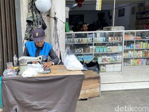 30 Tahun di Trotoar Tamim: Kisah Awun Penjahit Jalanan dan Mesin Tuanya