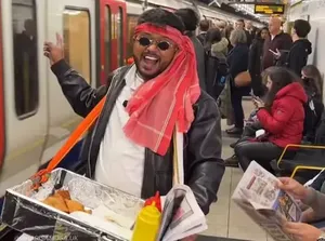 Viral! Pria India Jualan Samosa di Kereta London, Bikin Netizen Berdebat