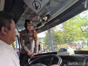 Bus di Sukabumi Masih Nekat Pakai Ban Vulkanisir Depan