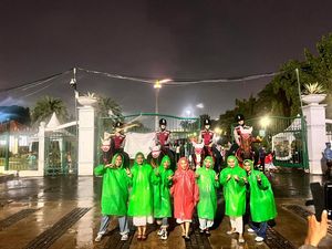 Polisi Berkuda Patroli Malam Tahun Baru di Monas, Warga Ramai Ajak Foto