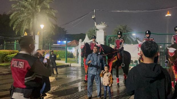 Am Silvestermittwoch (31.12.2025) zieht eine berittene Polizei die Aufmerksamkeit der Besucher in Monas, Zentral-Jakarta, auf sich.
