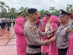 43 Personel Polres Babar Naik Pangkat dan Dapat Penghargaan