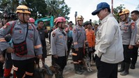 Prabowo Turun dari Mobil Sapa Polisi Bawa K9 Pencari Korban Hilang di Tapsel