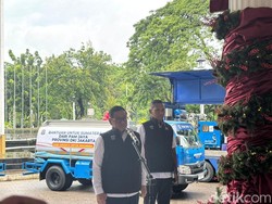 Pramono Lepas Bantuan Mobil Tangki PAM Jaya untuk Korban Bencana Sumatera