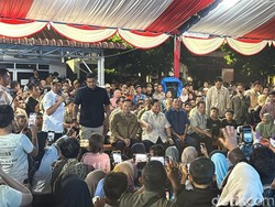 Prabowo Tiba di Posko Pengungsian Tapsel Jelang Tahun Baru, Disambut Antusias