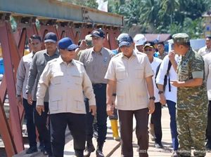 Prabowo Didampingi AHY Tinjau Jembatan Bailey di Sungai Garoga Tapsel