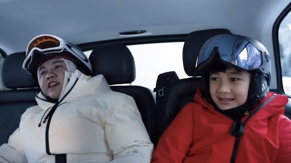 Pertama Kali Main Ski di Swiss, Pengasuh Rafathar: Baymax, Mau Terbang!