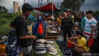 Rayakan Malam Tahun Baru, Warga Borong Seafood Segar