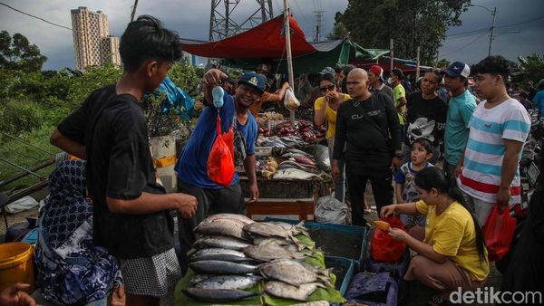 Rayakan Malam Tahun Baru, Warga Borong Seafood Segar