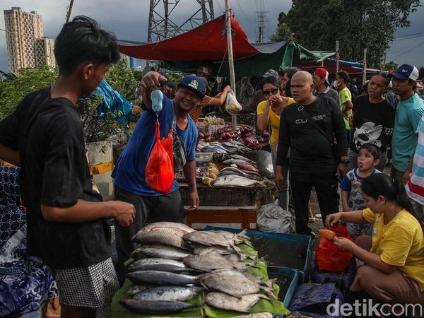 Rayakan Malam Tahun Baru, Warga Borong Seafood Segar