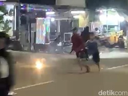 Bocah Main Petasan Tahun Baru di Jalan Makassar Bahayakan Pengendara