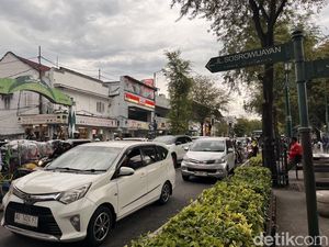 Malioboro Padat Merayap Jelang Malam Tahun Baru, Lalin Dialihkan Pukul 22.00